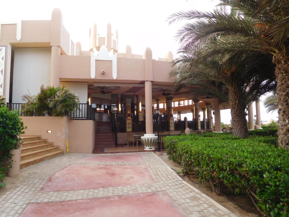 Restaurant Mambana und Poolaufgang links Hotel Riu Funana