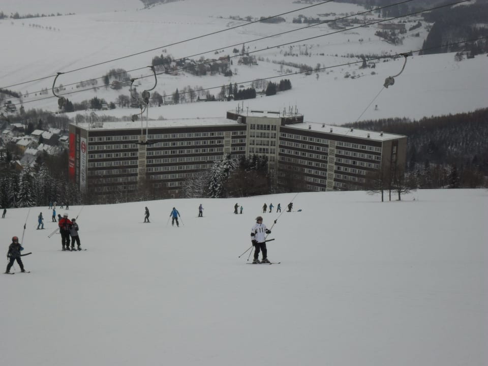 Vom Hang direkt ins Hotel AHORN Hotel Am Fichtelberg