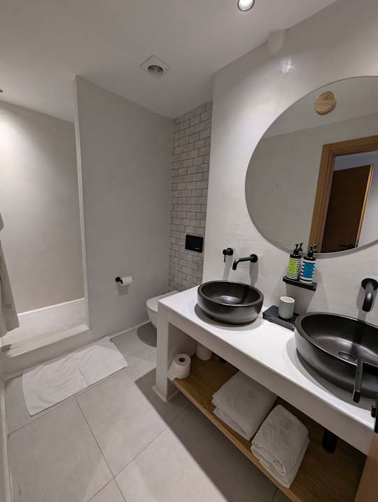 Zimmer Adorno Beach Hotel and Suites