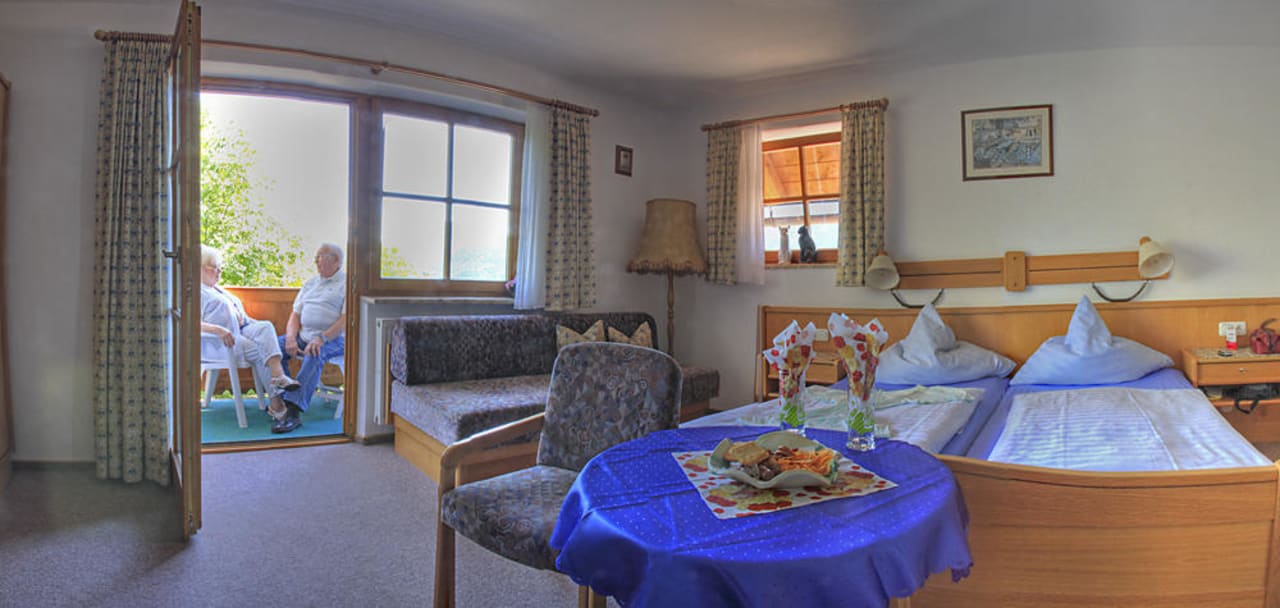 Zimmer mit Balkon nach Osten Berggasthof Oberkälberstein