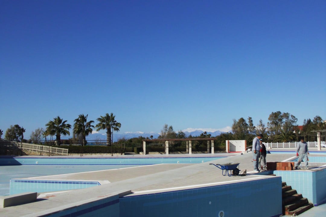 Die Poolanlage bekommt eine Treppe Kaya Belek Hotel