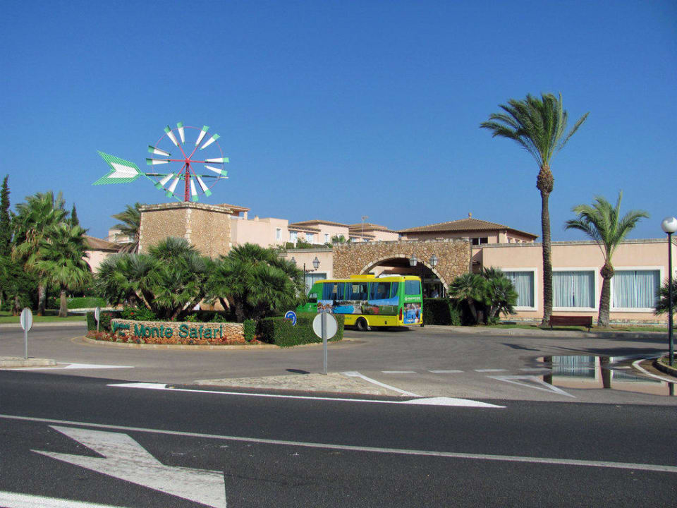 Eingangsbereich mit Shuttlebus zum Strand Holiday Village Majorca