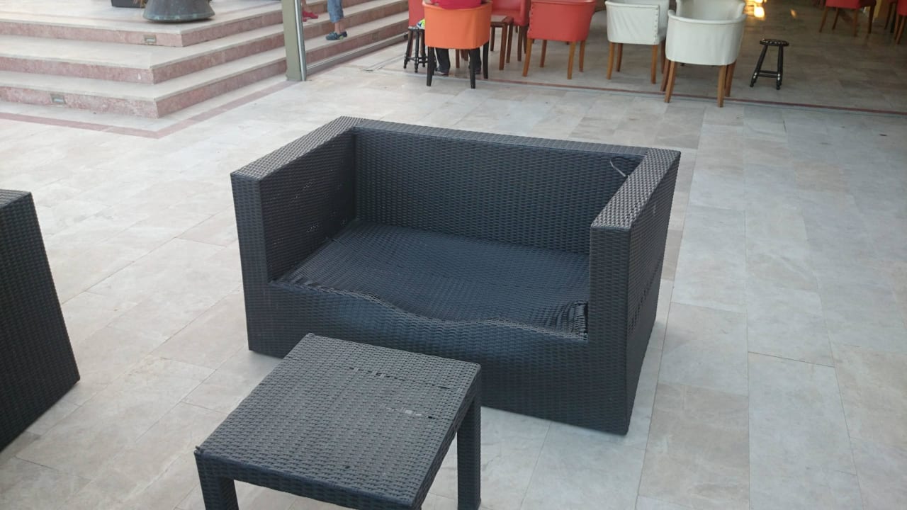 Znak czasu na tarasie recepcji Bodrum Park Resort