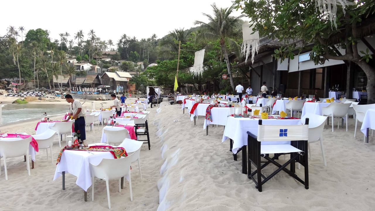 Aufbau der Tische am Strand Buri Rasa Village Phangan