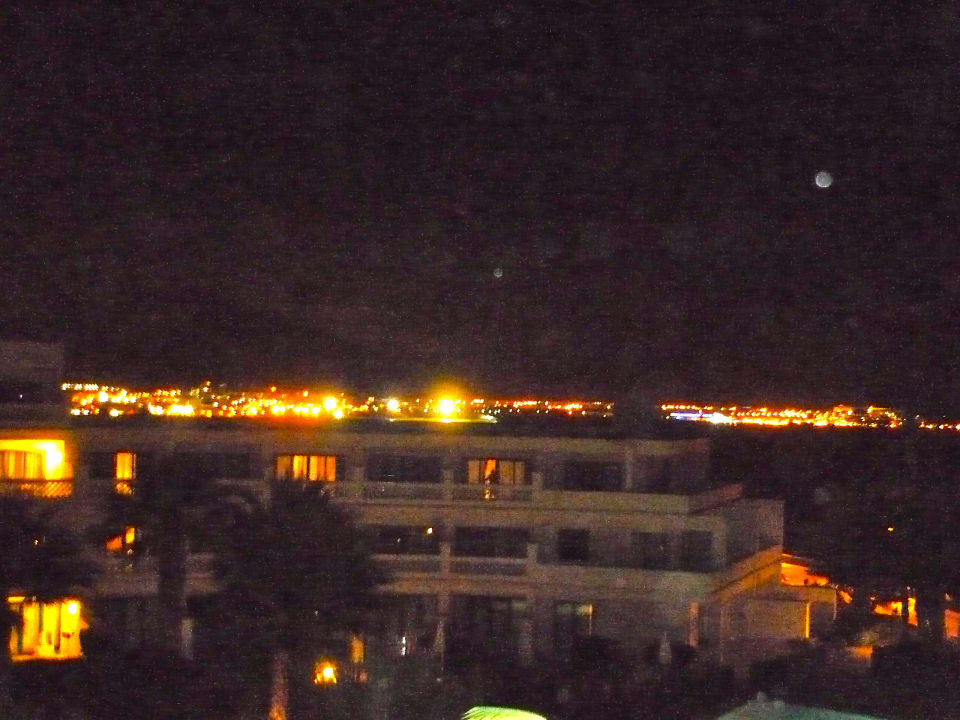Ausblick bei Nacht vom Zimmer aus Iberostar Selection Lanzarote Park
