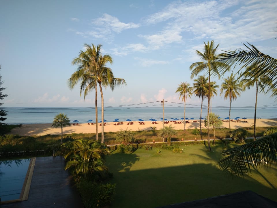 Der Strand mit Sträßchen und Sehnsuchtspotenzial Khaolak Orchid Beach Resort