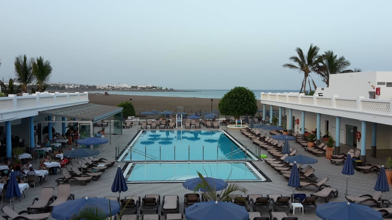 Blick auf den Pool von oben Hotel Las Costas