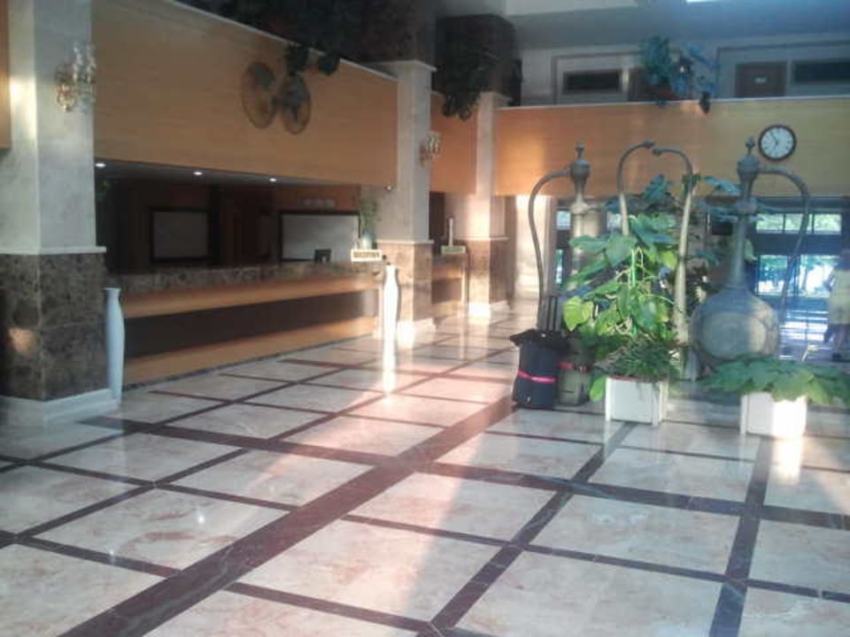 Rezeption mit Halle Top Hotel