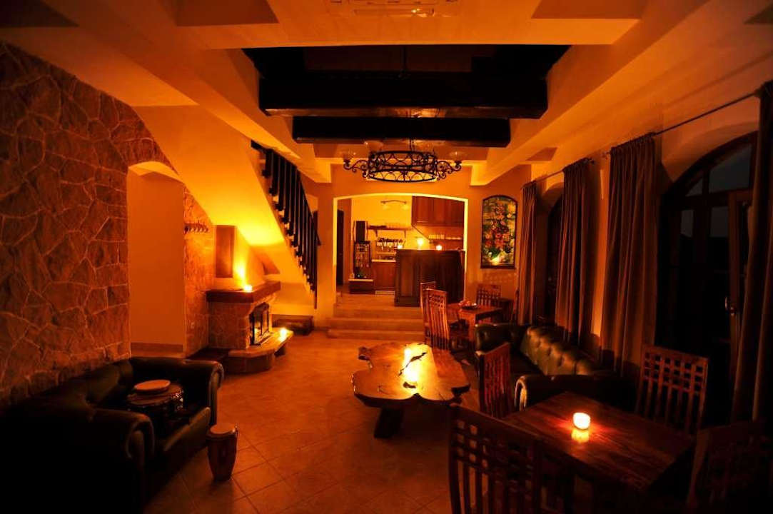 Lobby wieczorem Quo Vadis Lounge Bed & Breakfast