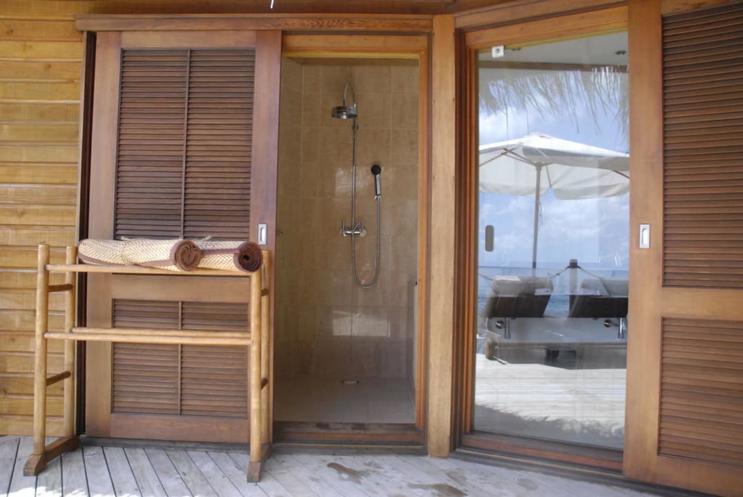 Badezimmer ist zur Terrasse hin offen Mirihi Island Resort