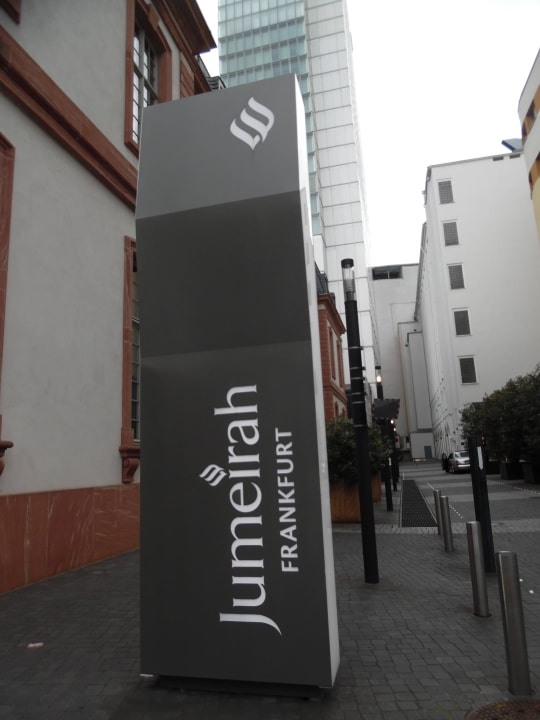 Beschriftung des Hotels JW Marriott Hotel Frankfurt