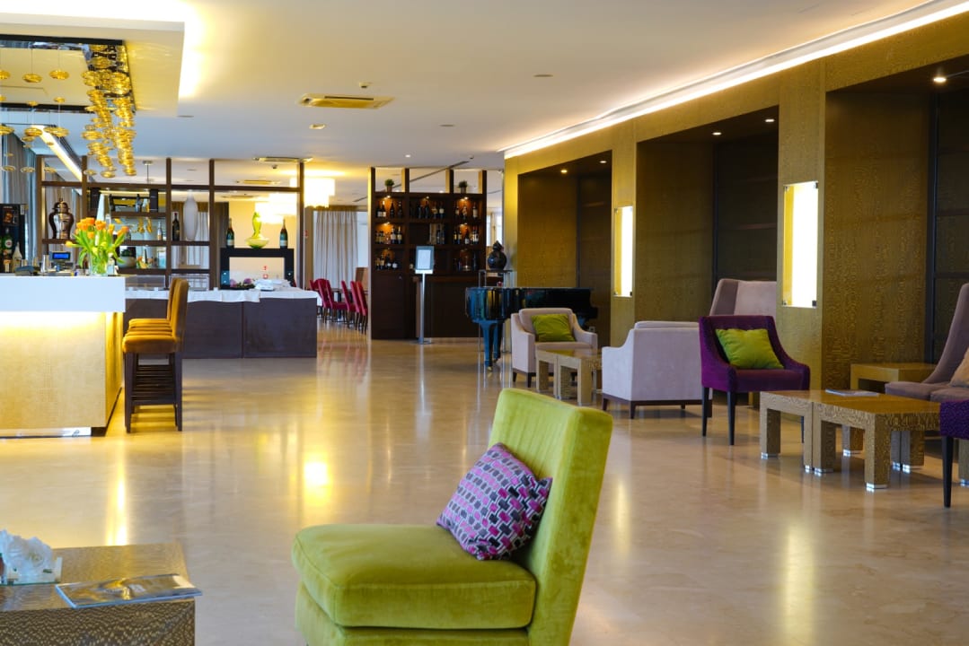 Gastro Pisa Tower Plaza