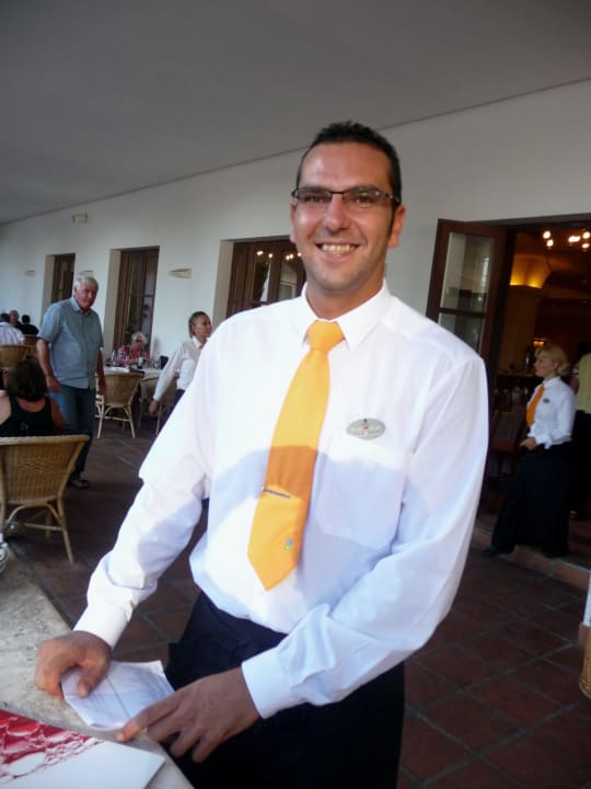 Juan ist für die Frühstücksgäste da Fuerte Conil-Resort
