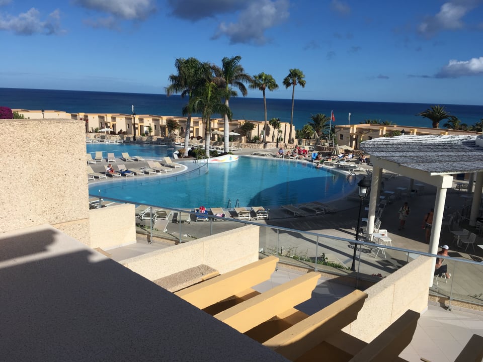 Blick zum Pool und Poolbar sowie zum Meer SBH Monica Beach Resort