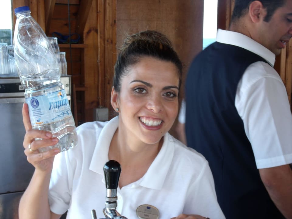 Immer lächelnde Nikki von der Poolbar Hotel Serita Beach