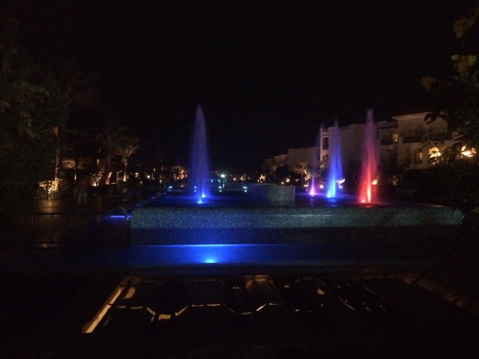 Relaxpool am Abend JAZ Aquamarine Resort