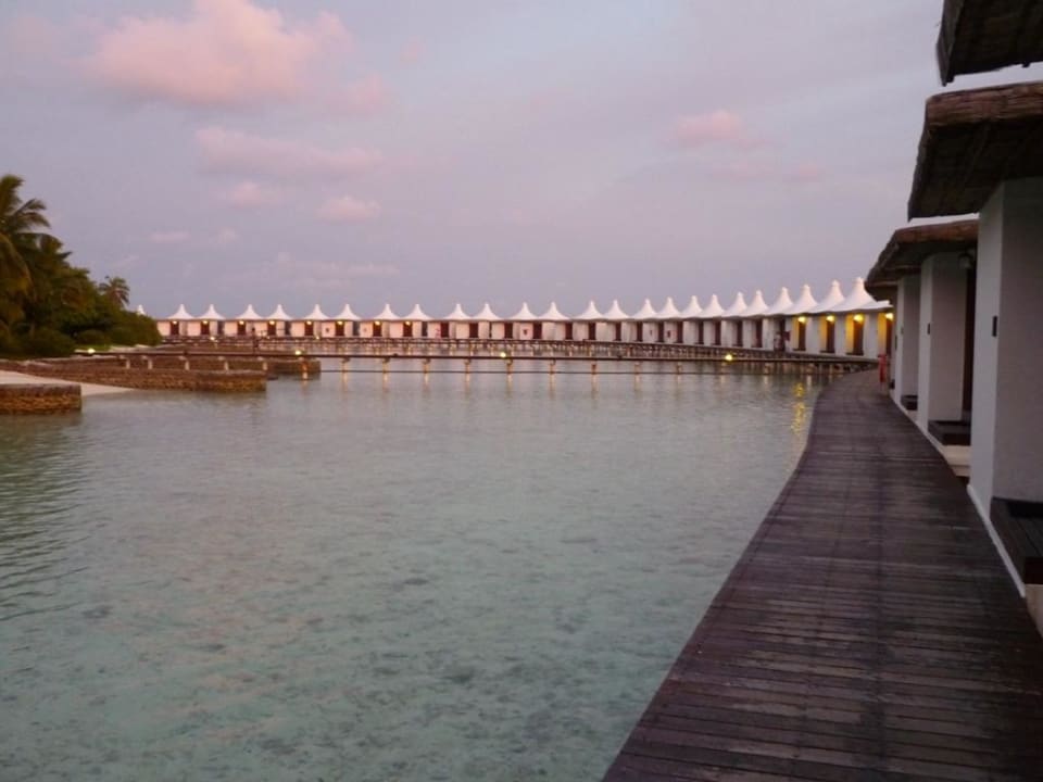 Vorderseite Wasserbungalows Cinnamon Hakuraa Huraa Maldives