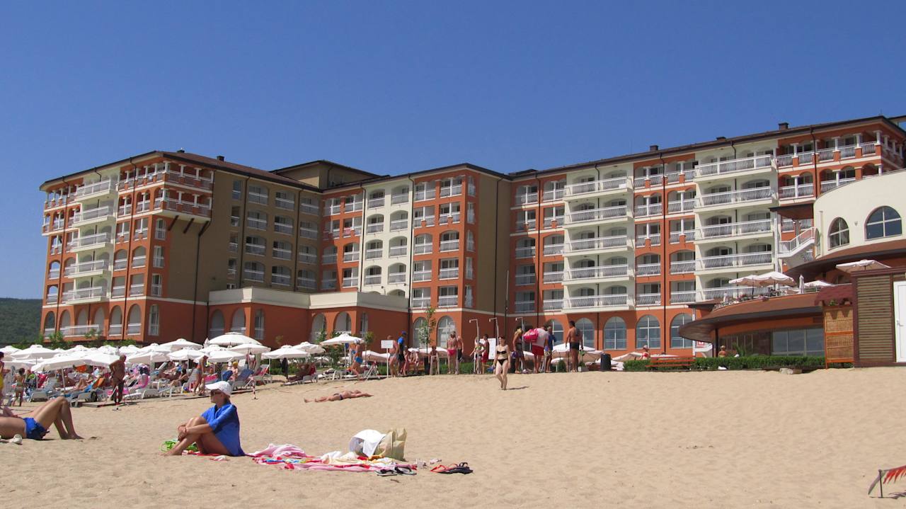 Pohlad na jedno krídlo hotelu Sol Luna Bay