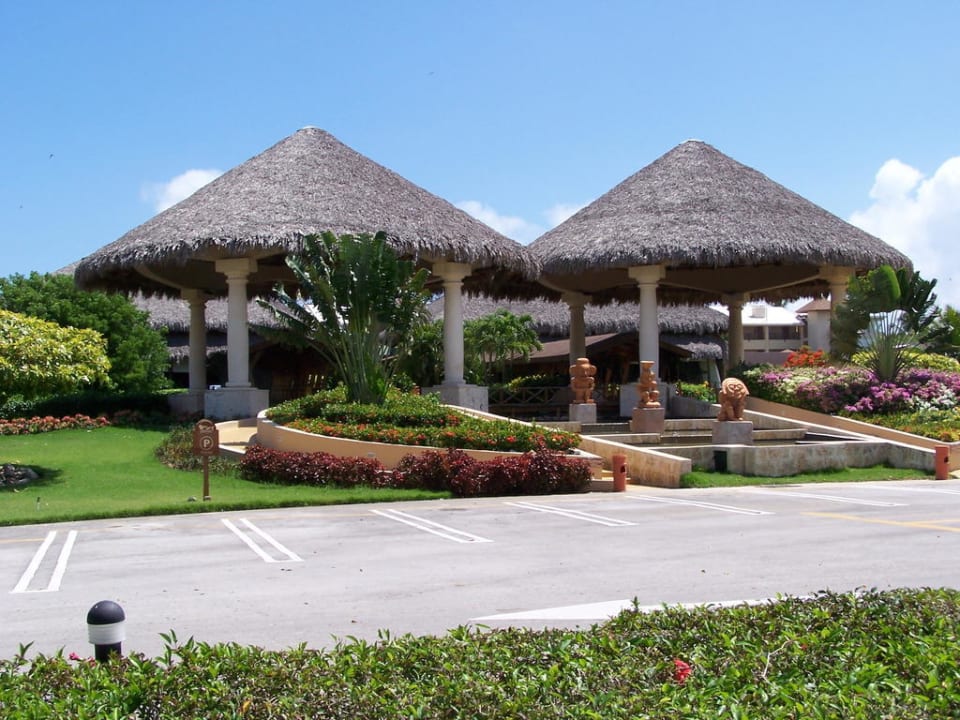 Hoteleingang Grand Sirenis Punta Cana Resort & Aquagames
