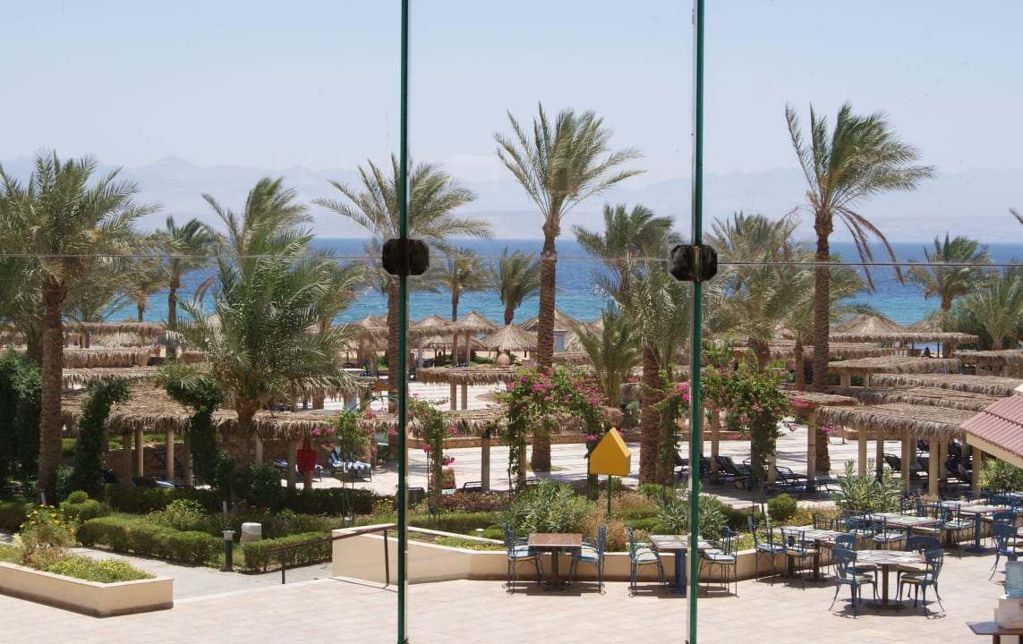 Widok z recepcji na basen i plażę Aquis Taba Paradise Resort