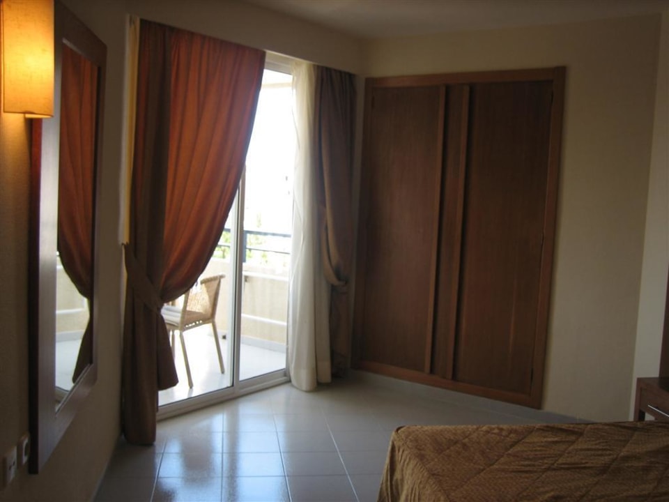 Schlafzimmer mit Blick auf Balkon Hipotels Bahia Grande