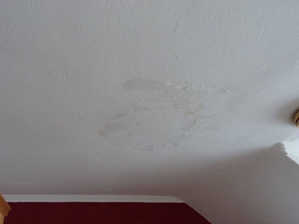 Frisch provisorisch gespachtelte Decke ( Feuchtigk Der schöne Asten - Resort Winterberg