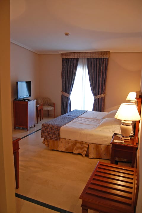 Standardzimmer - Schlafbereich Hotel Rey Alfonso X