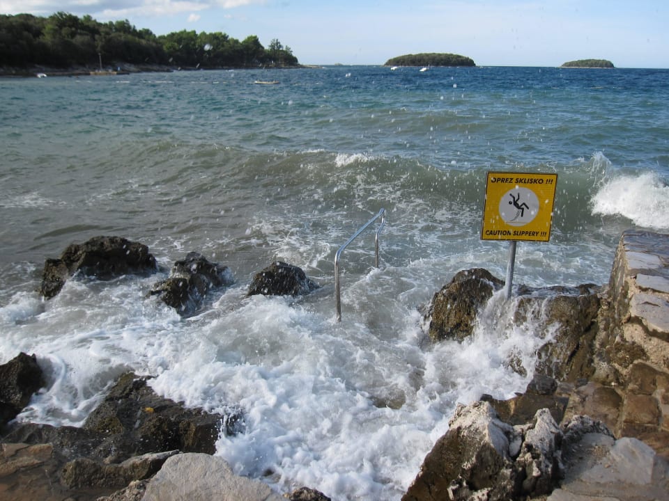 Warnschild wegen Glätte am Strand Maistra Select Funtana All Inclusive Resort