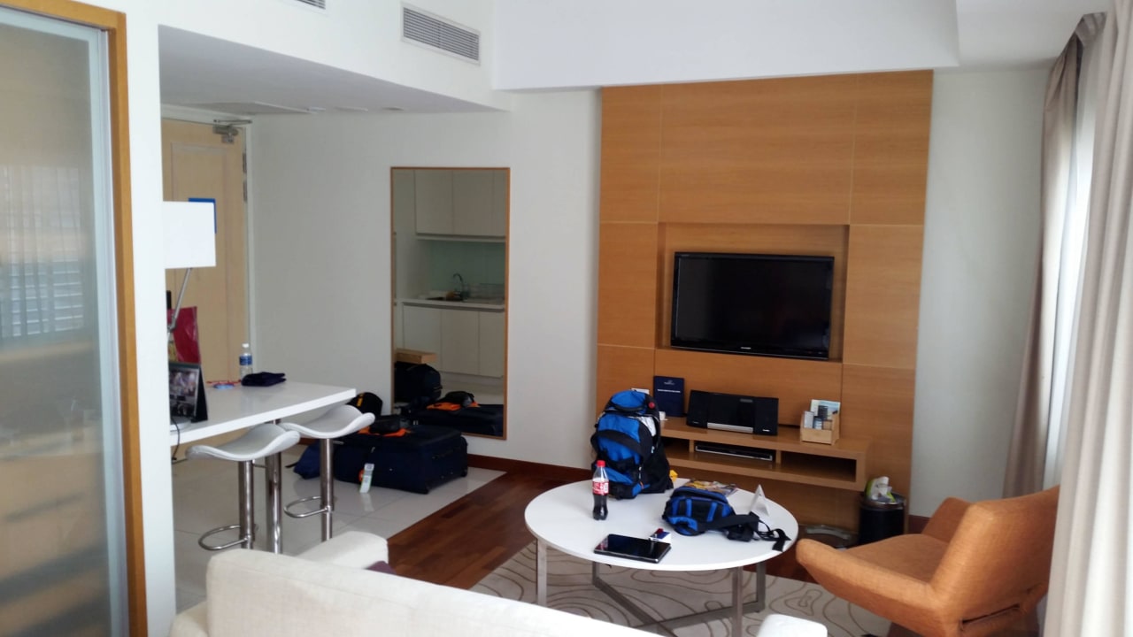 Sitzecke mit TV und Musikanlage Cormar Suites