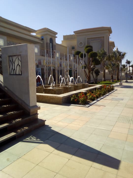 Vor dem Hotel Pickalbatros White Beach Resort - Hurghada