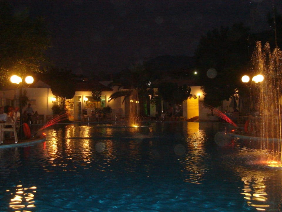 Pool bei Nacht Hotel Corissia Princess