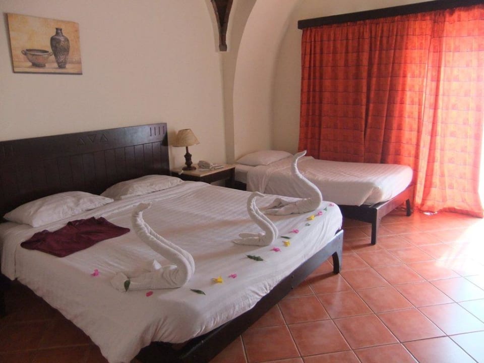 Drei Betten für zwei Personen Three Corners Sea Beach Resort