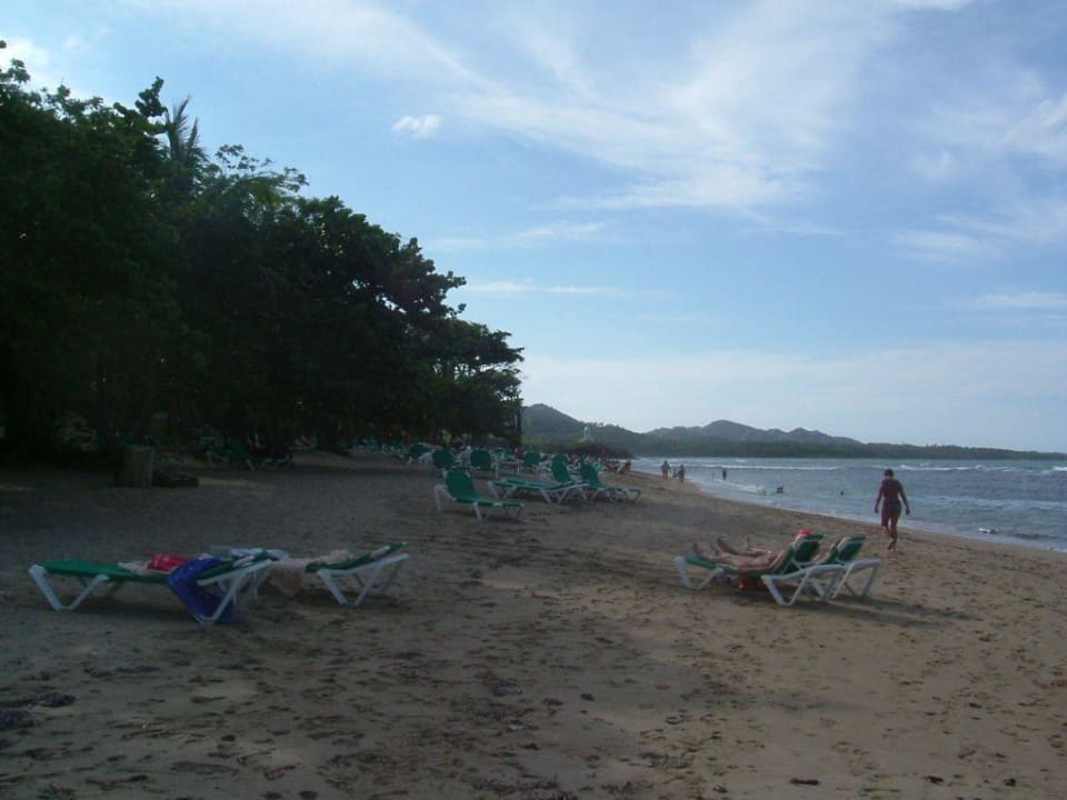 Strand vom Mambo aus bis vor zum Bachata mit Turm Playabachata Hotel