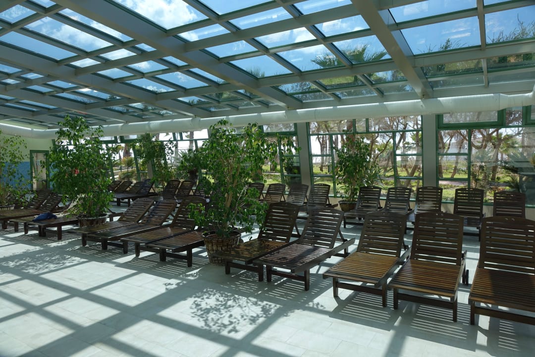 Liegebereich am Innenpool VONRESORT Golden Coast