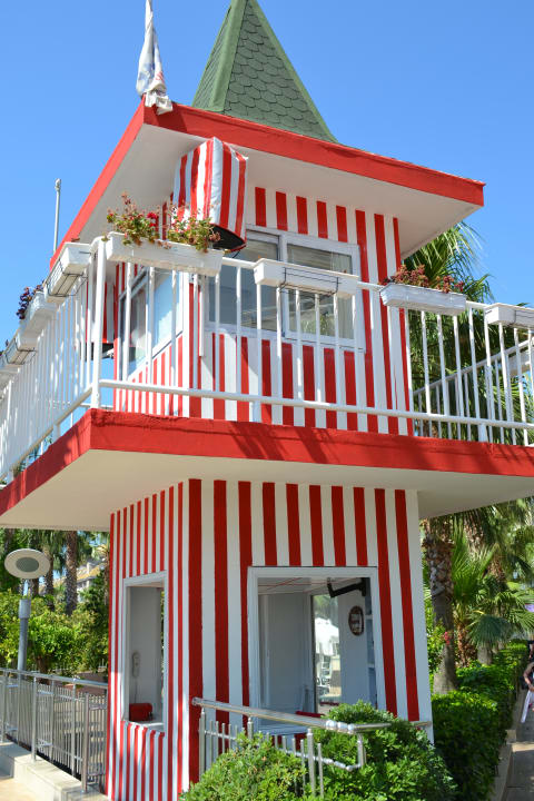 Der neu angestrichener Animationsturm Hane Family Resort