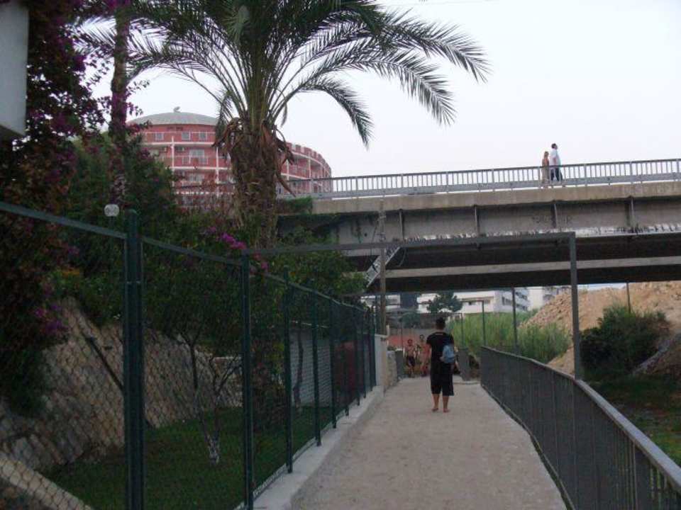 Weg vom Strand zum Hotel My Home Sky Hotel