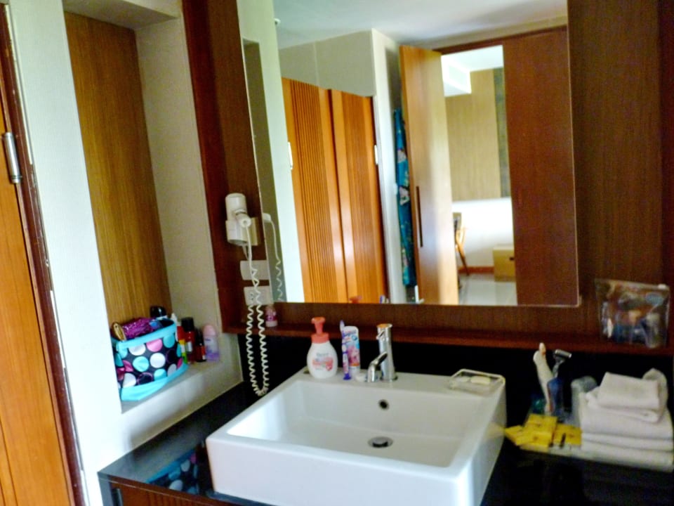 Waschbecken mit genug Platz für Badesachen und Co Hotel Peach Blossom