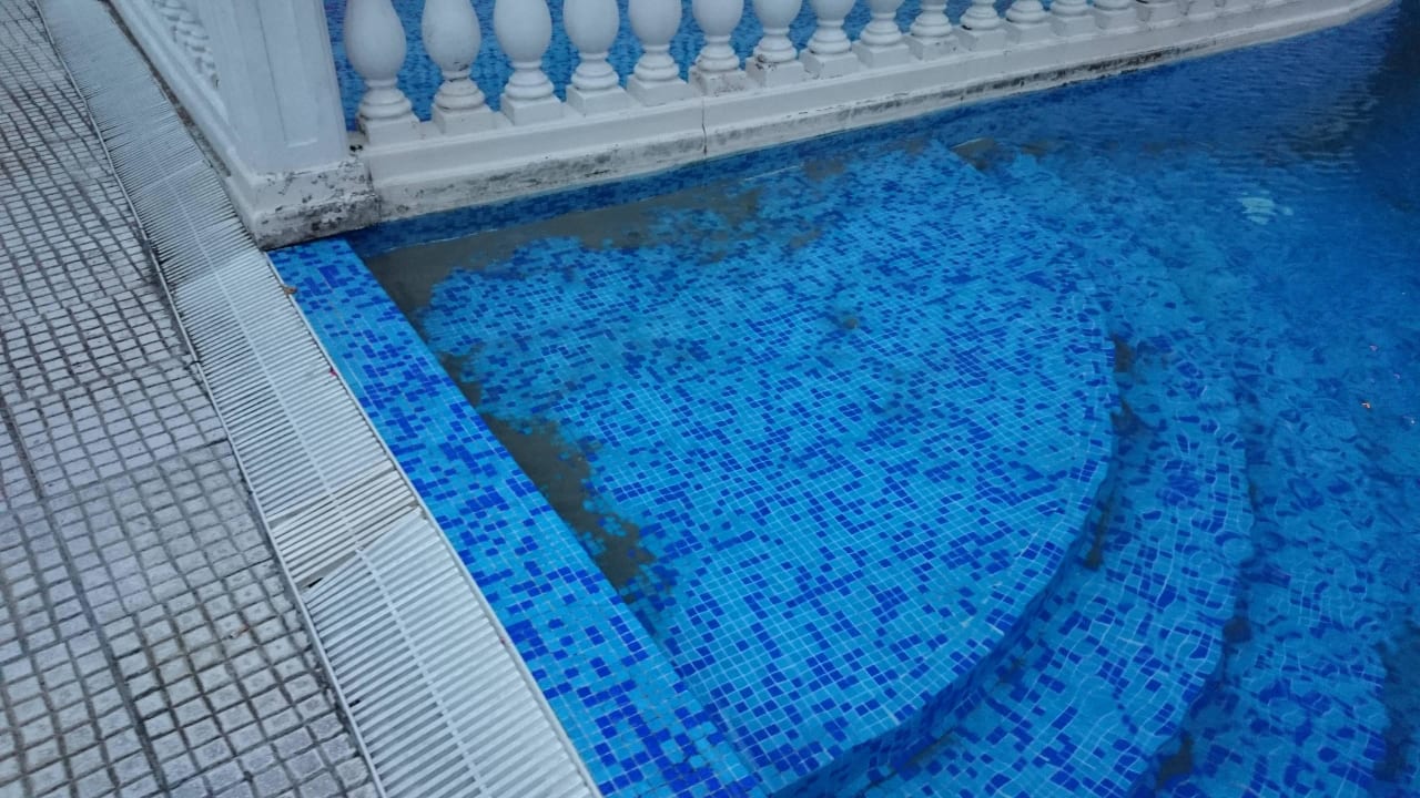 Pool wurde nie geputzt. Royal Park Hotel & Aqua park