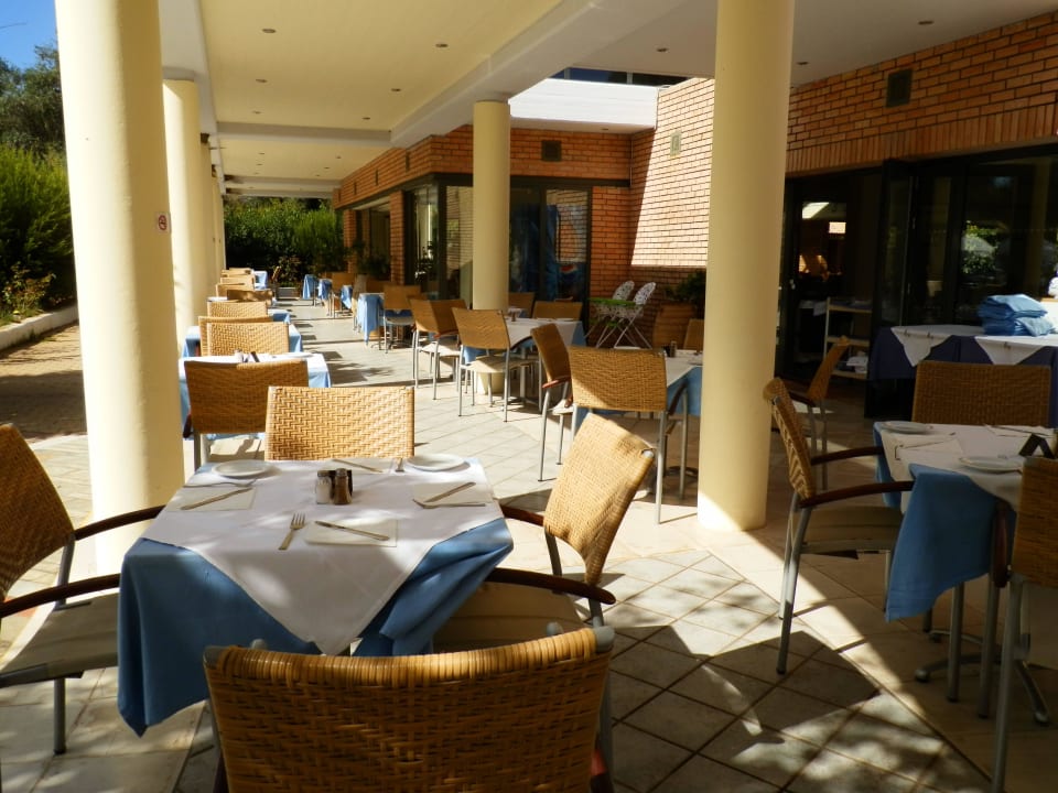 Sitzmöglichkeiten im Außenbereich vorm Speisesaal Sentido Apollo Palace