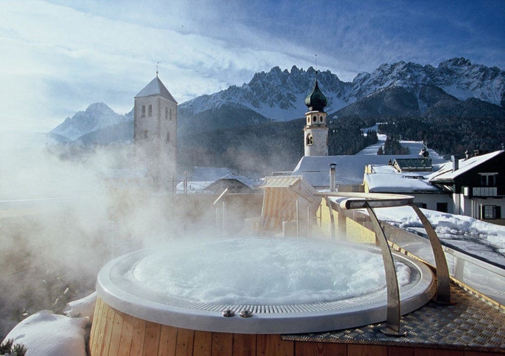 Whirlpool auf Dachterrasse mit Blick auf Inniche Hotel Weißes Rössl / Cavallino Bianco