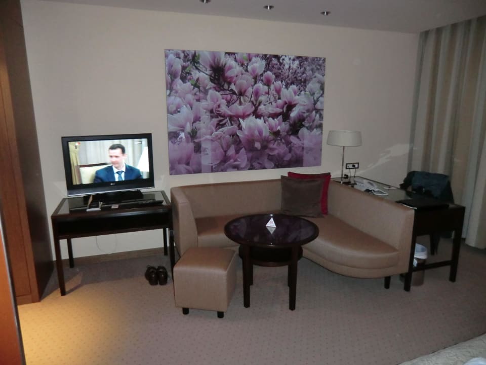 Sitzecke mit LCD TV 32" Austria Trend Hotel Savoyen Vienna