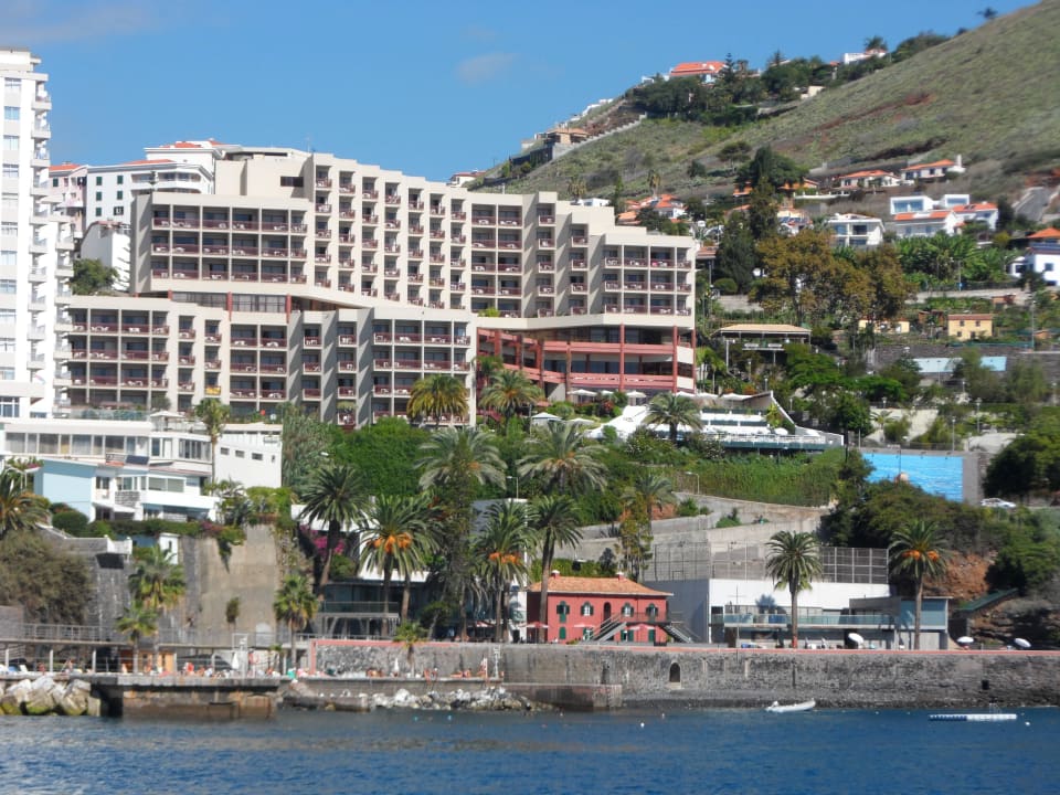 Hotel Baia Azul widoczny od strony morza Hotel Baia Azul