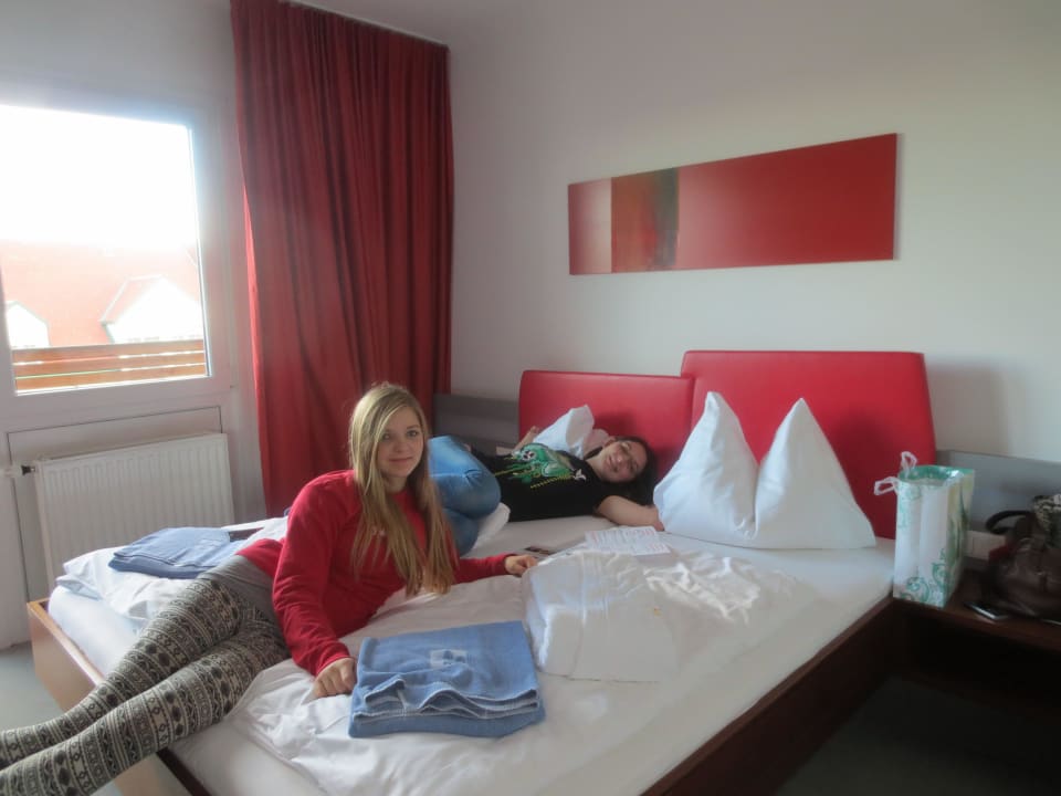 Marie mit Cousine Tina im Zimmer All In Red Thermenhotel