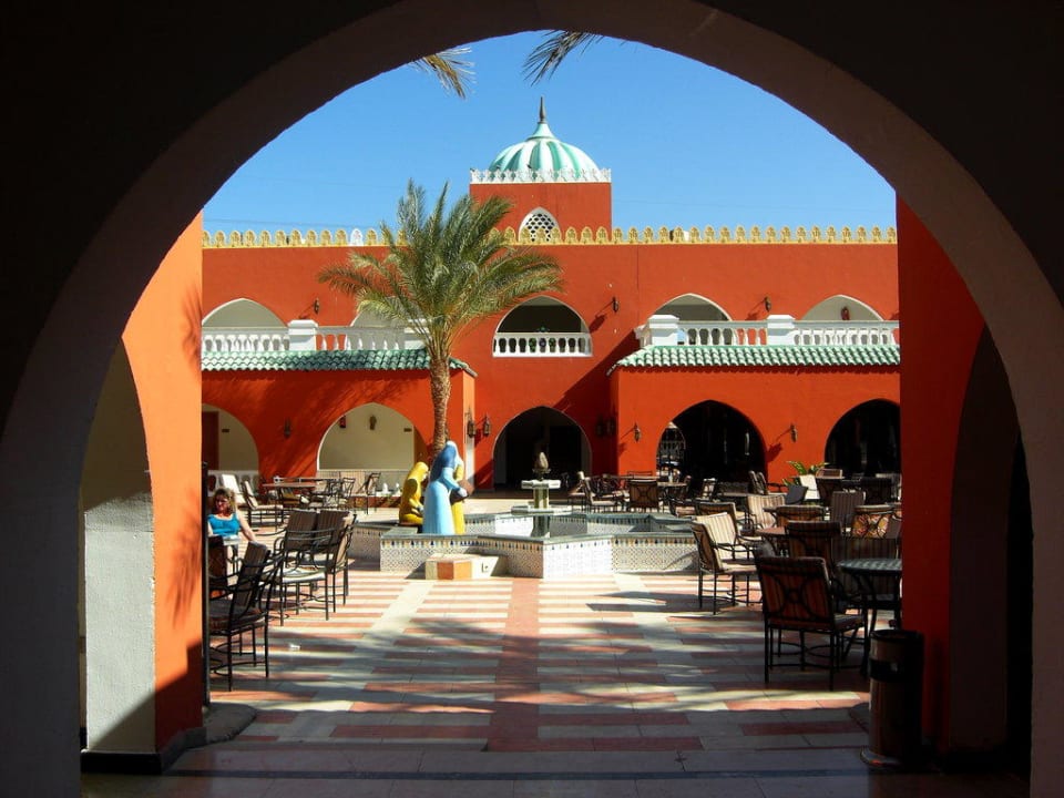 Ein Innenhof mit einer Brunnenszene Pickalbatros Alf Leila Wa Leila Resort - Neverland Hurghada