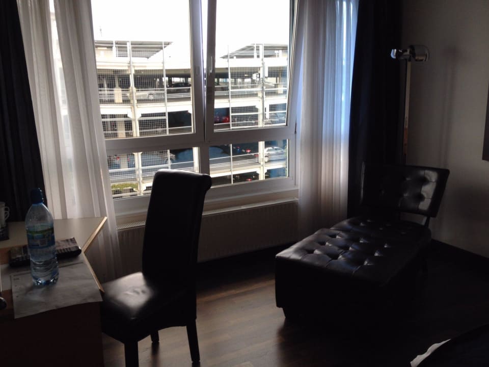 Schreibtisch mit Sessel Mövenpick Hotel Nürnberg Airport