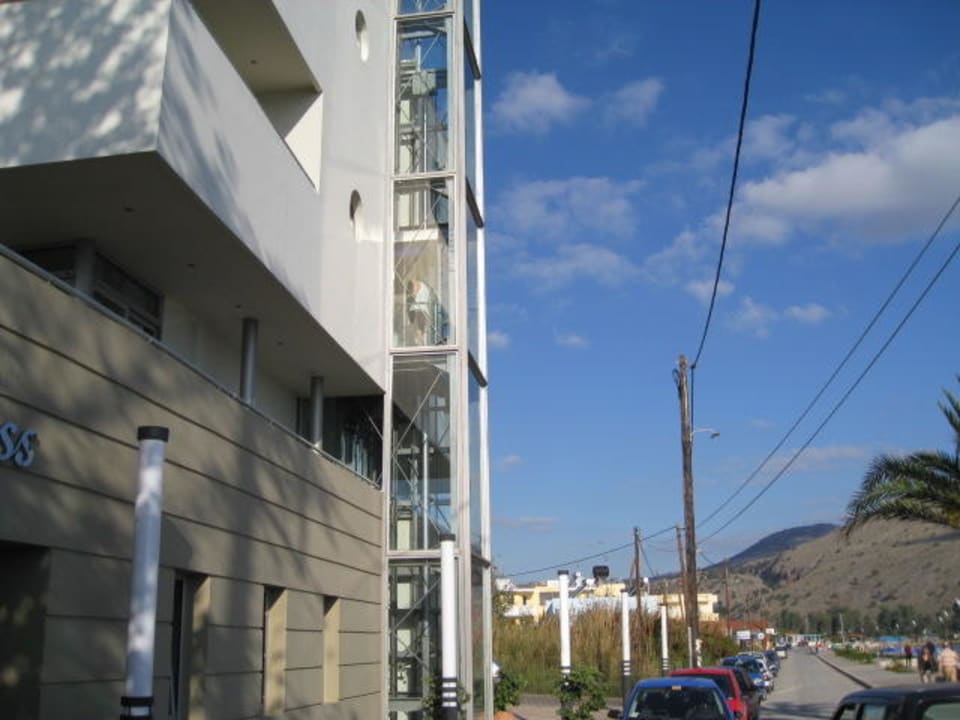 Außenbereich vom Eingang mit Fahrstuhl Hotel Corissia Princess