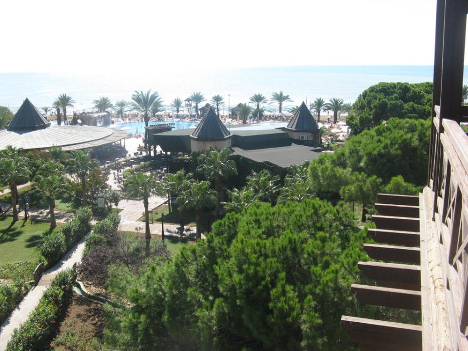 Blick vom Haupthaus auf den Pool Papillon Belvil