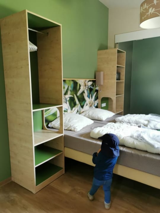 Schlafzimmer 3 mit eigener Dusche und Waschbecken Center Parcs Park Allgäu