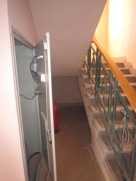 Treppenhaus mit offenen Stromkästen Pyramisa Sunset Pearl Resort