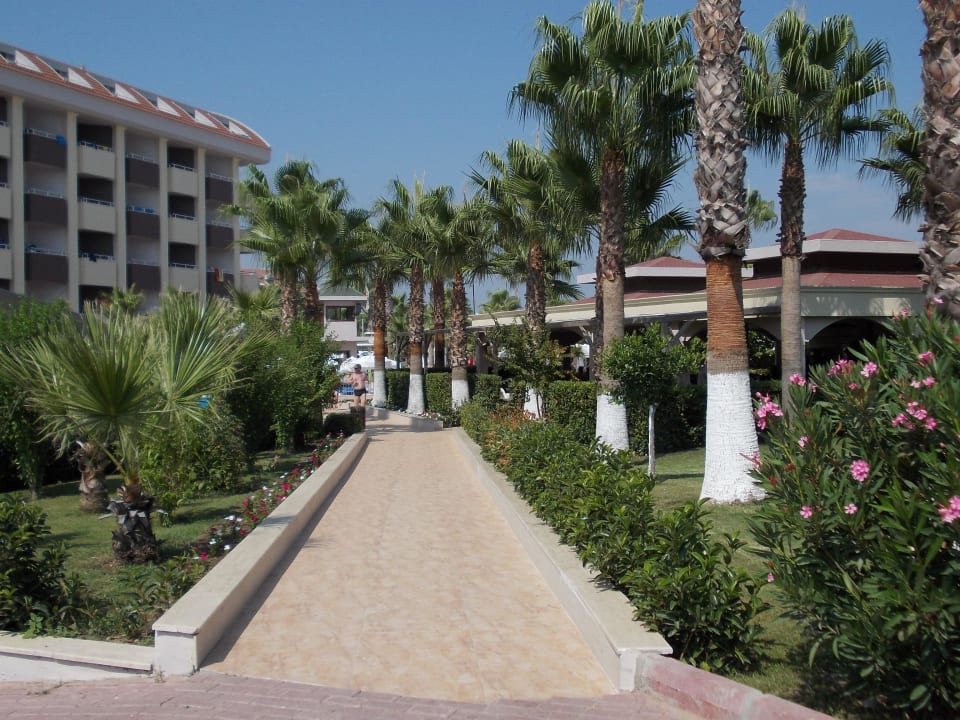 Der Weg vom Strand ins Hotel Hane Family Resort